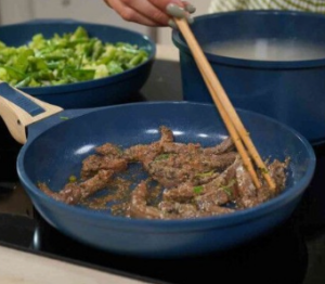 L&rsquo;INCROYABLE POÊLE COLORIS BLEU MYRTILLE 24CM